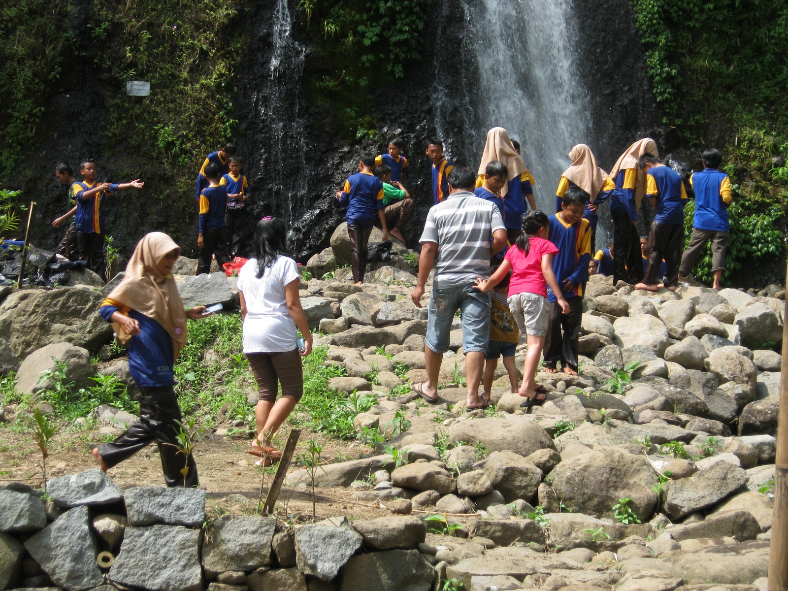 foto pengantin jawa timur air terjun 