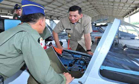Wamenhan meninjau Skadron 11 Sukhoi di Makassar