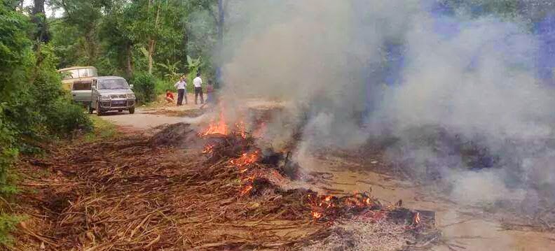 Quảng Bình: Dân nổi lửa đốt đường, chặn xe phản đối CA đánh linh mục