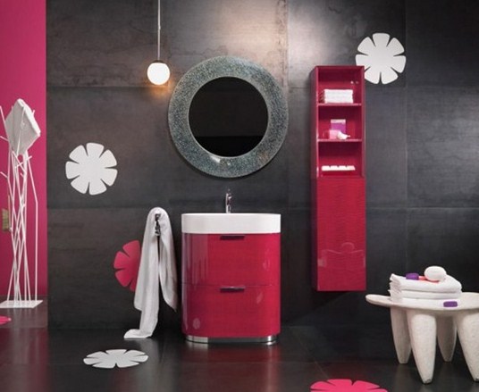 Decorating a pink tiled bathroom Decorating a pink tiled bathroom