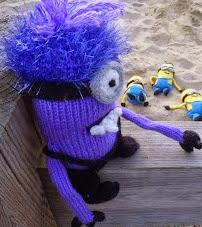 http://stana-critters-etc.blogspot.com.es/2013/08/knitting-pattern-for-minions-evil.html