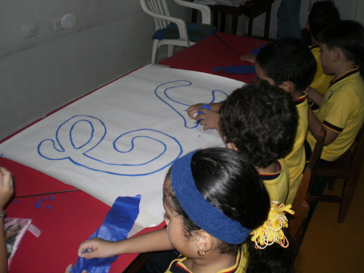 Decorando en equipo los trazos en cursiva y script del fonema C