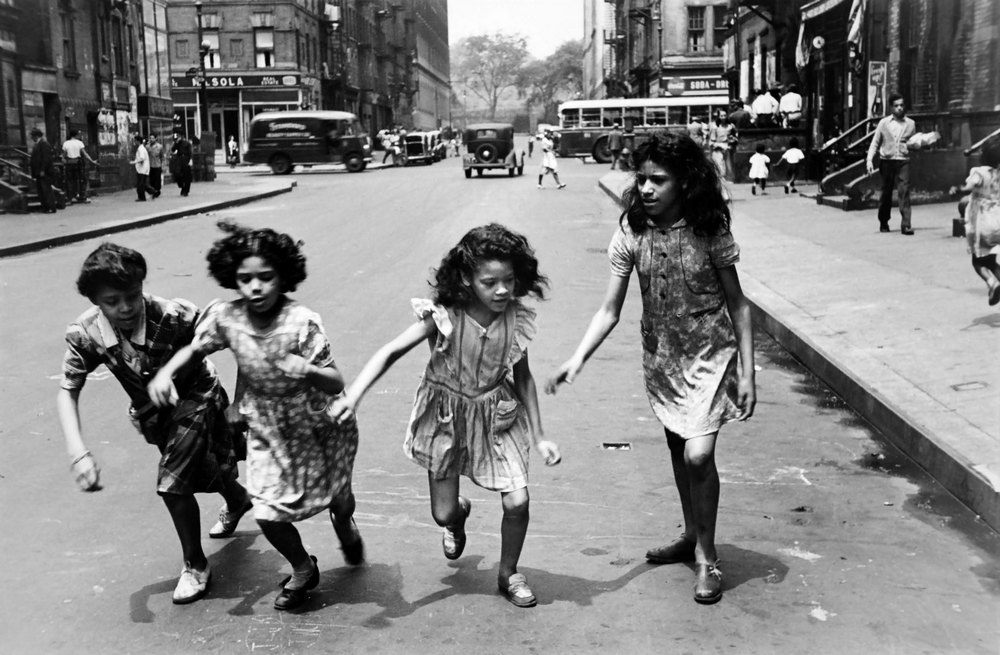 20 Amazing Vintage Photographs of Children Playing in the Streets of