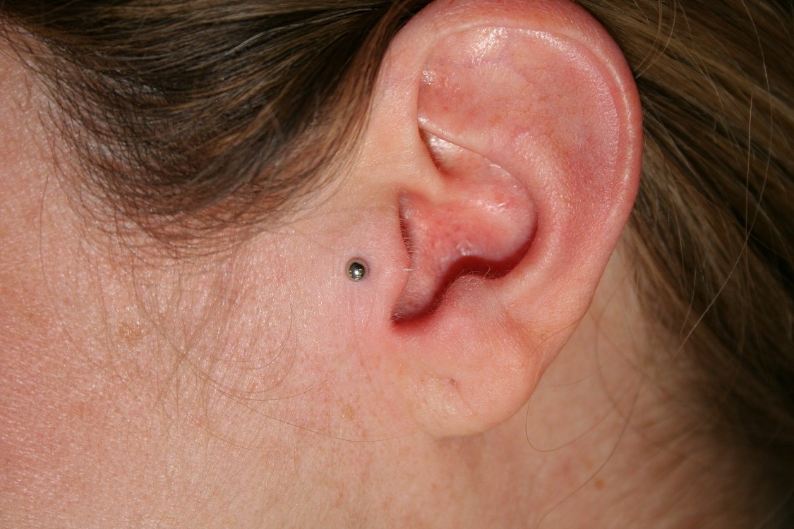 Tragus piercing bij Needles and Pins A Beauty To Rock