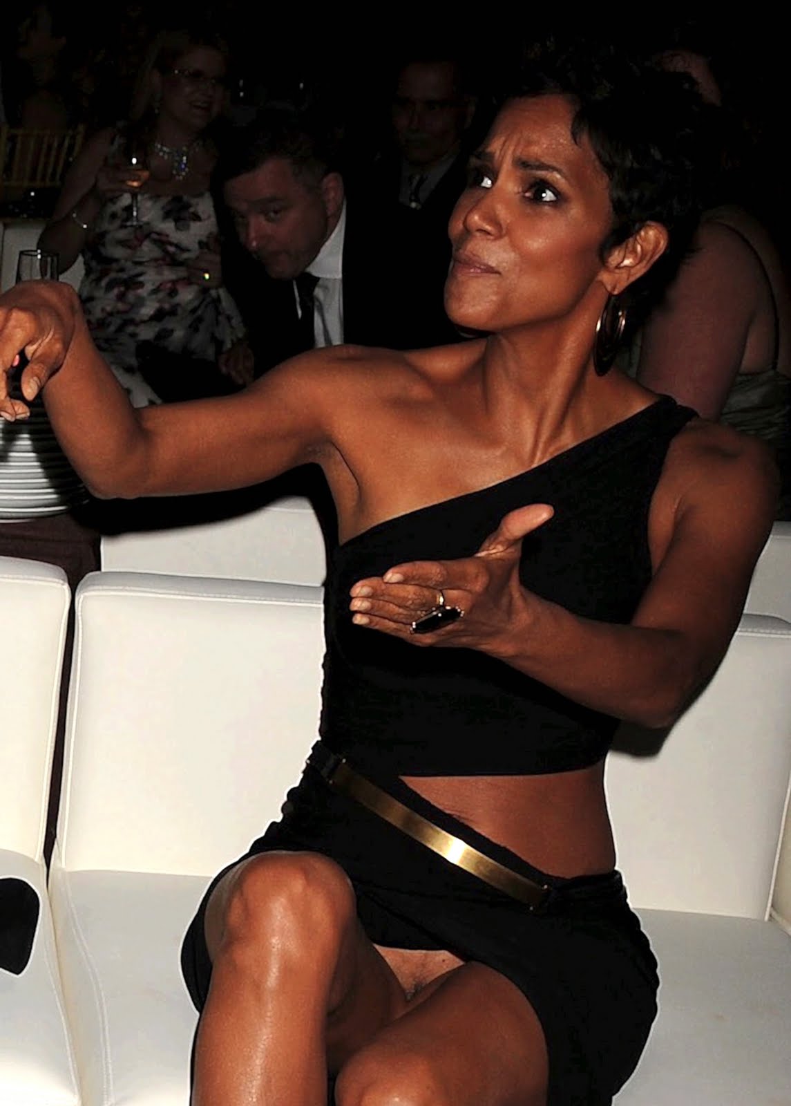 Halle Berry Reveal Pantyless Upskirt At FiFi Awards In NYC | Jovinanps  Uncensored