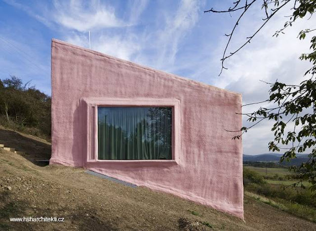 Pequeña casa moderna en ambiente rural