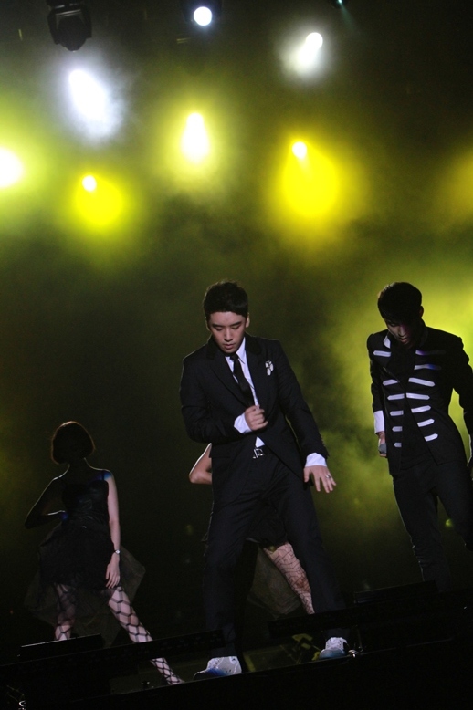 [Pics] GD&TOP y Seungri en el KMW Malaysia  Korean-Music-Wave-Malaysia-GD%2526TOP-Seungri-bigbangupdates+%252815%2529