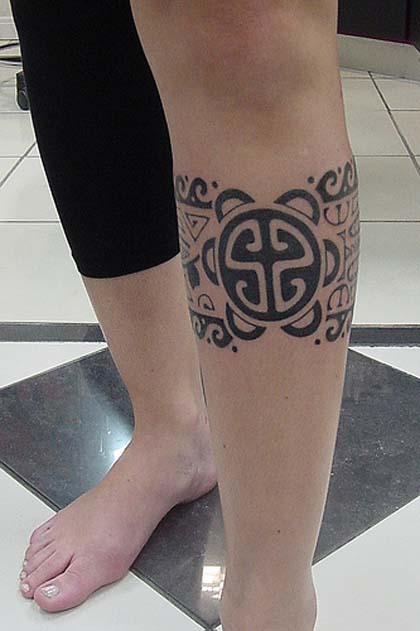 Featured image of post Tatuagens Tribais Masculinas Na Perna Veja estas melhores tatuagens para homem que real am a flexibilidade da perna quando se trata de acomodar desenhos de tatuagens de todas as formas e tamanhos