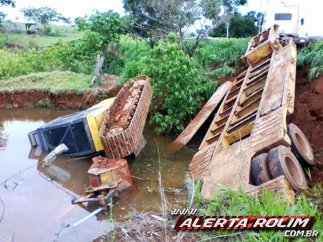 Alta Floresta – Escavadeira Hidráulica cai dentro de um rio, após motorista perder o controle do Caminhão Prancha