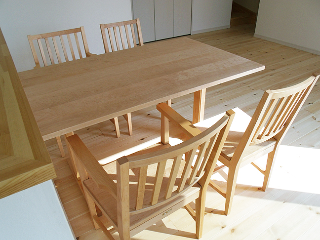 kirinoya Scene 念願のダイニングテーブル。(DiningTable Shaker ,ConfessChair/北の住まい設計社)