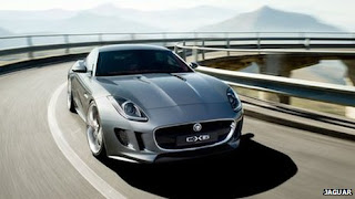 Французскую столицу для дебюта собственной новинки выбрал и Jaguar. На следующей неделе там покажут новыйродстер под названием F-Type. В основе автомобиля лежит алюминиевая платформа. Линейка двигателей включает турбированные V6 мощностью 340 или 380 л. с., и 5-литровый V8, мощь которого, вероятнее всего, будет выше 500 л. с. Трудиться двигатели будут в паре с 8-ступенчатой автоматической трансмиссией. Позднее появится гибридный вариант F-Type, оснащенный установкой, состоящей из 3-литрового V6 мощностью 376 л. с. и 92-сильного электромотора. Разгон 0-100 километра/ч у подобного спорткара будет занимать около 4,3 секунды. Электромотор будет трудиться на скорости до 60 километров/ч, а после подключается ДВС. Серийное производство Jaguar F-Type начнется в 2013 г..