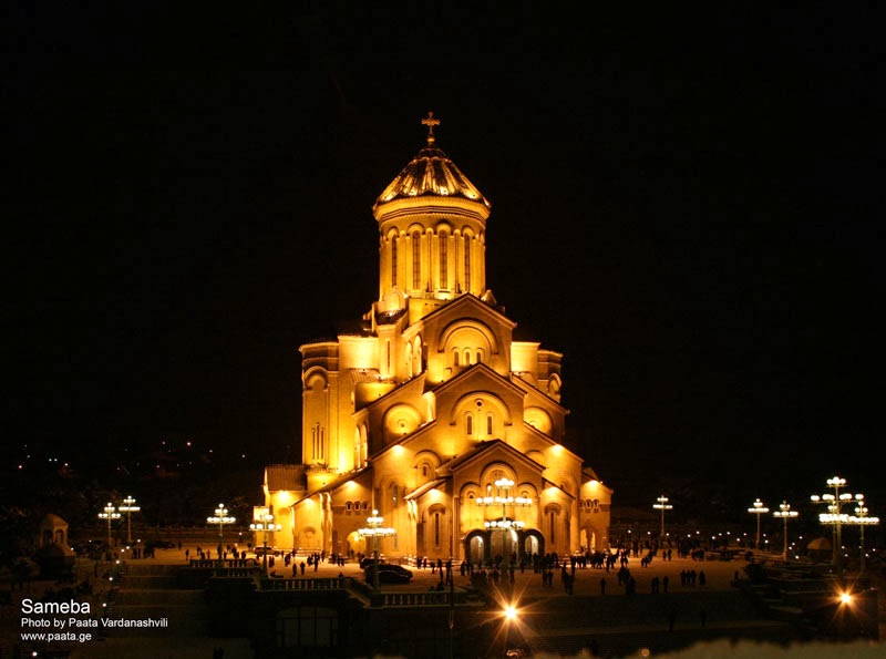 სამების ტაძარი ღამით