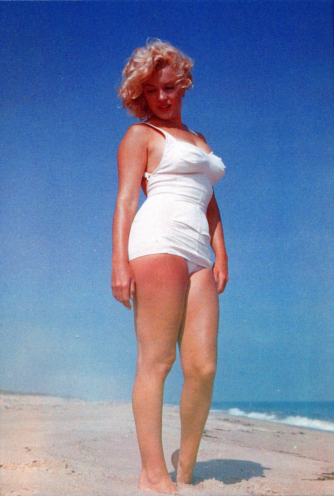 http://2.bp.blogspot.com/-n661ktEHzx4/TvVGZauxdSI/AAAAAAAAFqc/3U5D0ytaorU/s1600/marilyn_monroe_beach.jpg