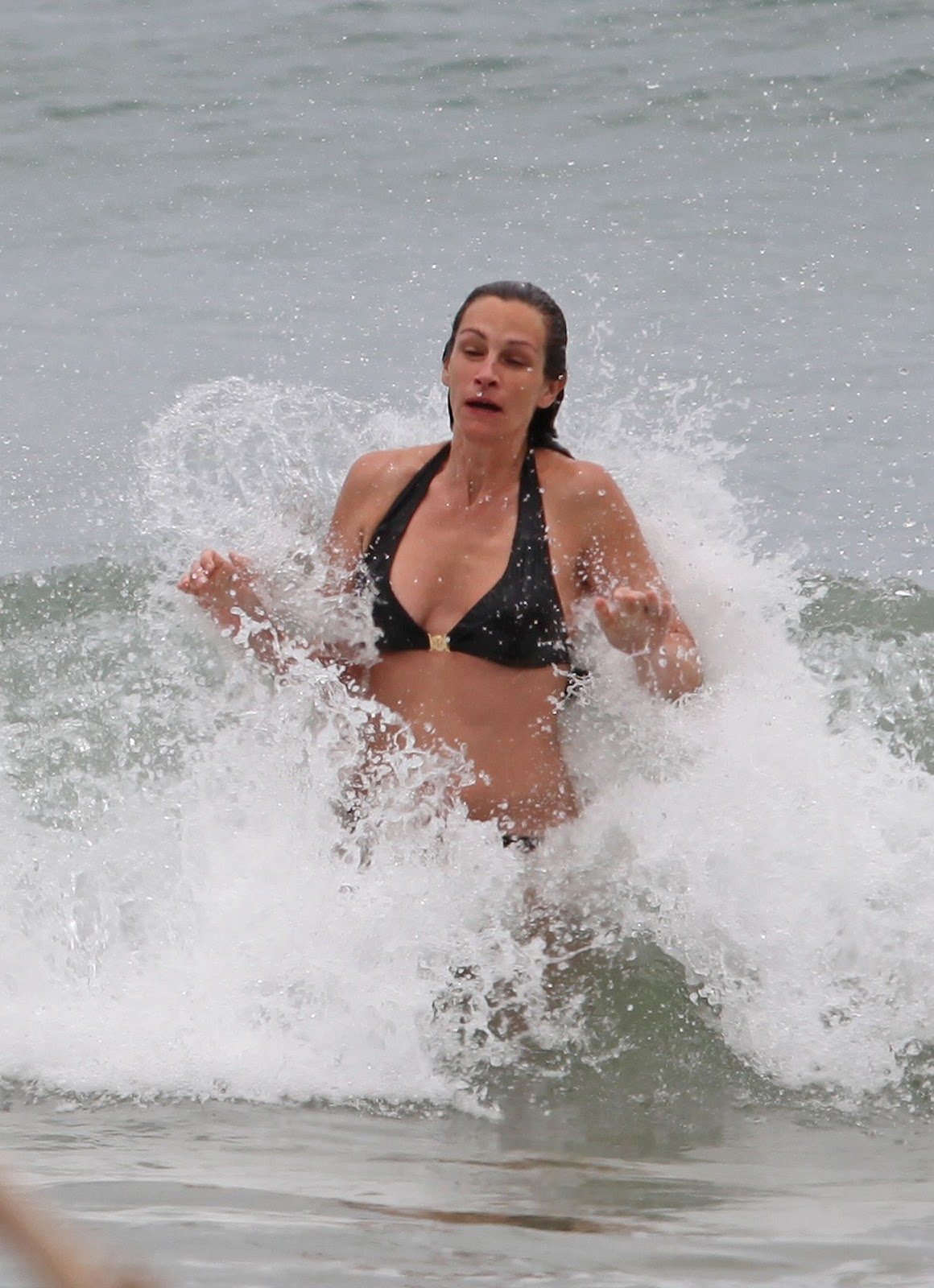 http://2.bp.blogspot.com/-nACHx40LIz4/T8DthNQg0TI/AAAAAAAAHJA/0x6M6usS9JY/s1600/+Julia+Roberts+-+Bikini+candids+Hawaii+%252820%2529.jpg