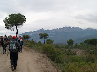 Pel Camí de la Serra amb Montserrat al fons Pel Camí de la Serra amb Montserrat al fons