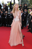 Doutzen Kroes strikes a pose on the red carpet