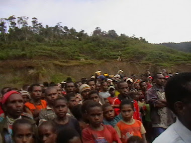 MASYARAKAT MENDENGAR RAHAN DARI PEMDA KAB. PEGUNUNGAN BINTANG.