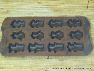 primera capa de chocolate en los moldes despues de 30 minutos en la nevera