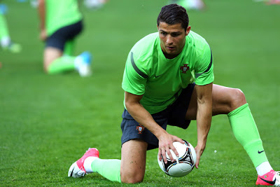 Football Super Star Player: Cristiano Ronaldo Profile and 2013 Latest