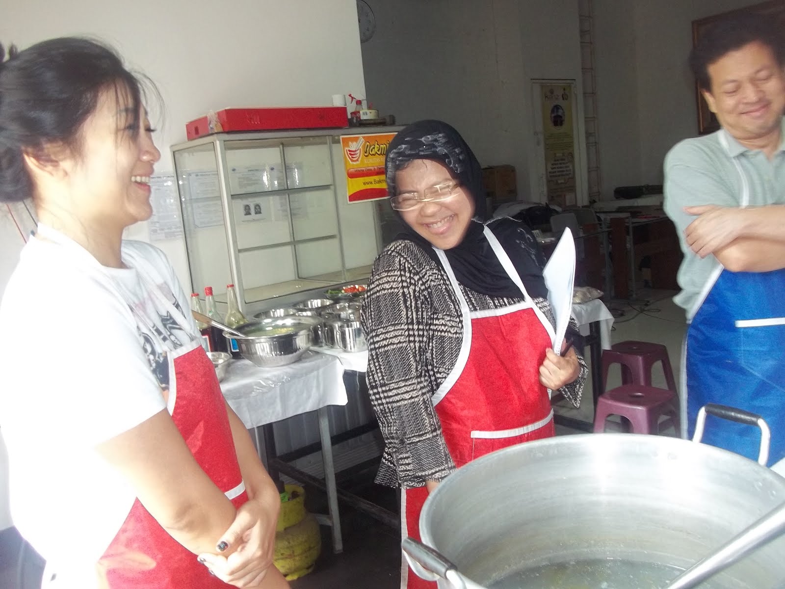 Para Pengusaha ini tampak asyik memasak meski belum pernah jadi koki !