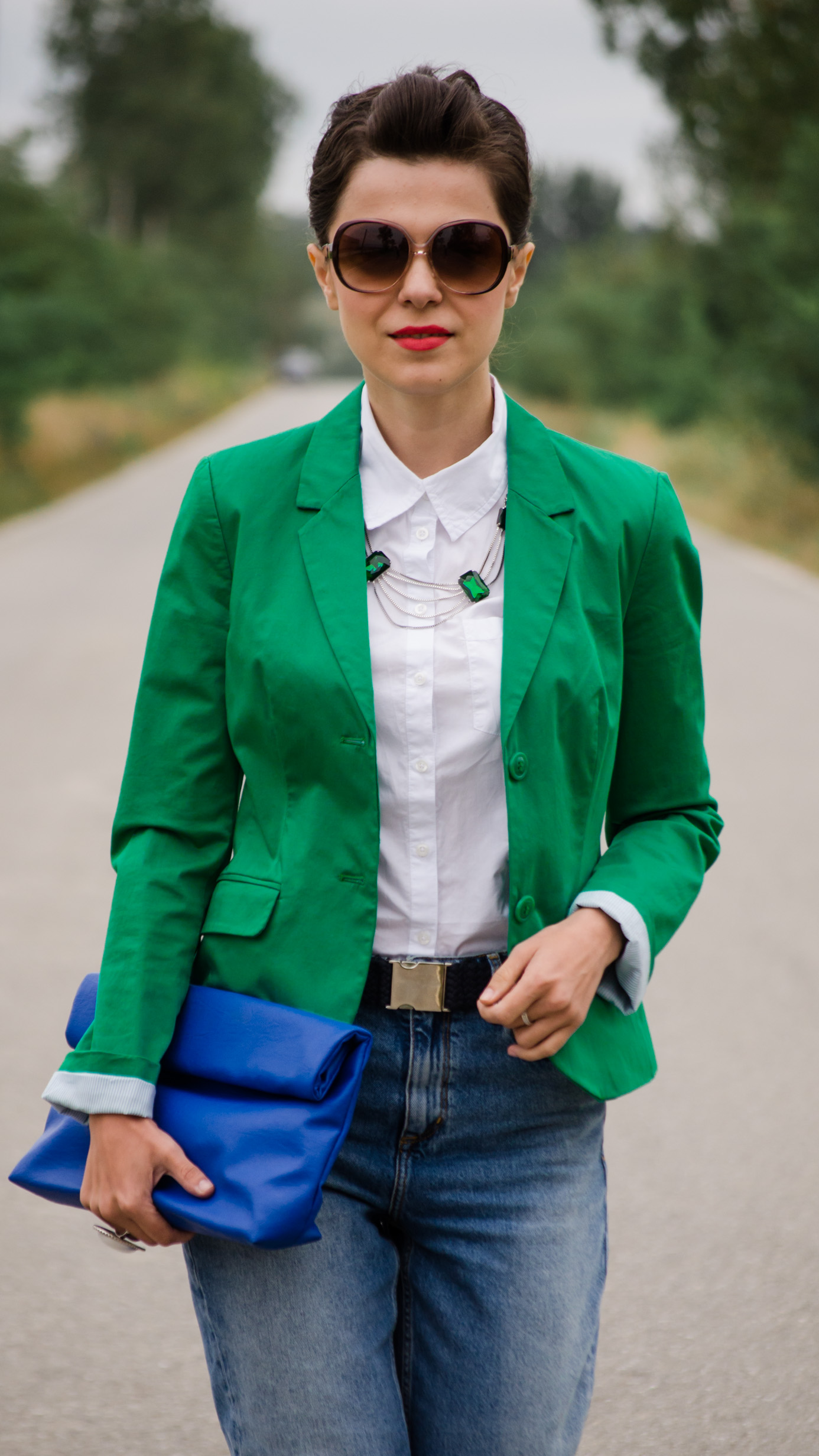 mom jeans emerald green blazer white loose boyfriend shirt blue clutch green heels H&M benvenutti s.oliver