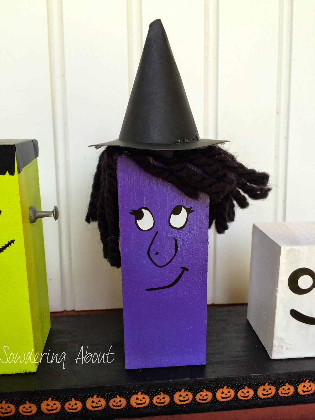 Sowdering About Mini Halloween Statue