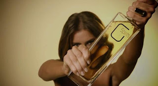 Cada gota da bebida é derramada sobre seios nus antes do engarrafamento