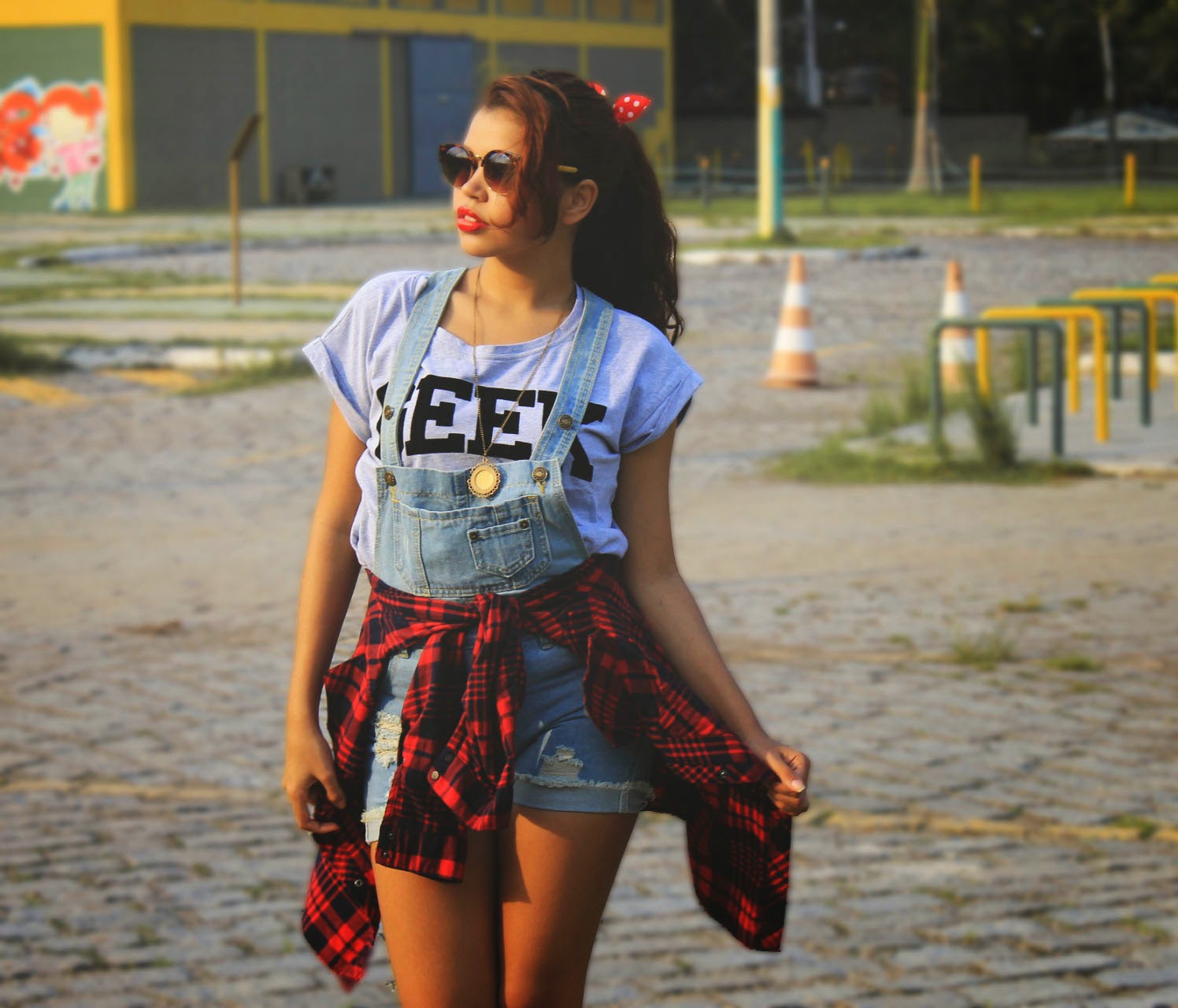 jardineira jeans com camisa xadrez