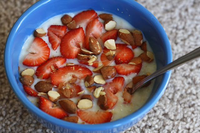 Oats porridge with strawberries and almonds