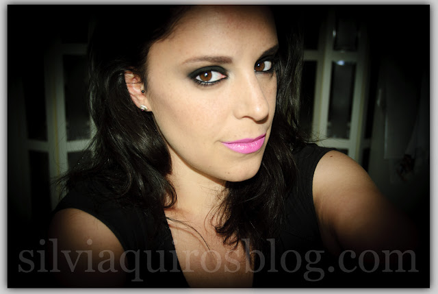 Maquillaje intenso ahumado negro y labios fucsia intense smokey eye and fuchsia lips Silvia Quiros SQ Beauty