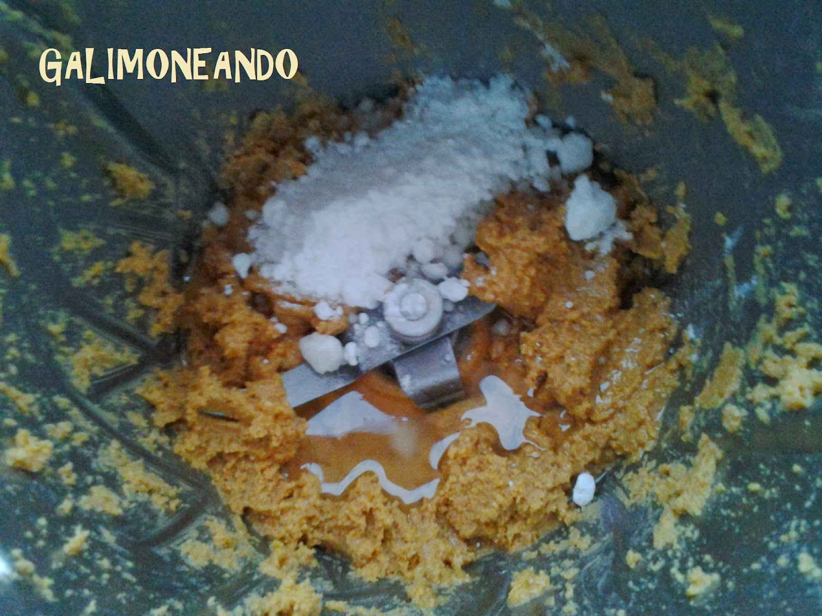 Añadir el aceite, el azúcar glas y la sal GALIMONEANDO