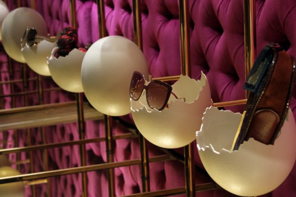 Ovos de avestruz eclodem na vitrine da Louis Vuitton Bond St.