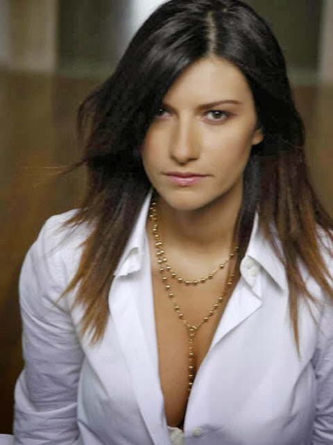 Foto di Laura Pausini Laura Pausini - In Assenza Di Te (nuova versione 2013) - testo video download