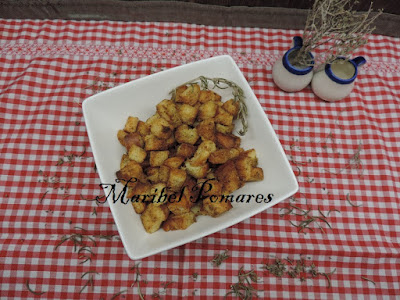 Croutons Franceses O Pan Cortado En Cuadraditos Tostado.
