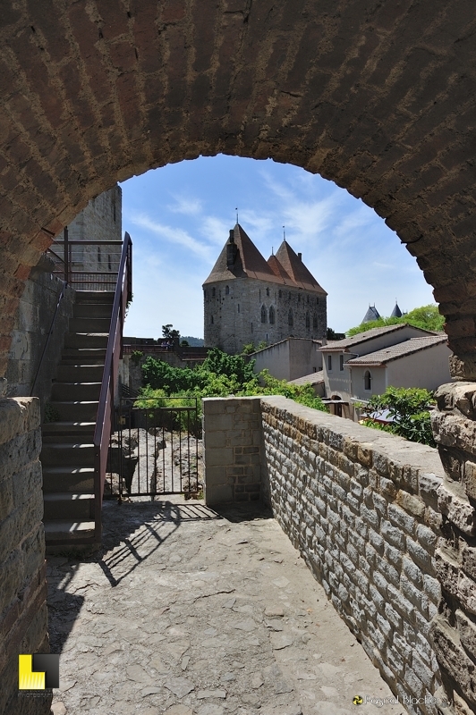 les deux tours de l'entrée Narbonaise de la cité de Carcassonne les deux tours de l'entrée Narbonaise de la cité de Carcassonne photo pascal blachier