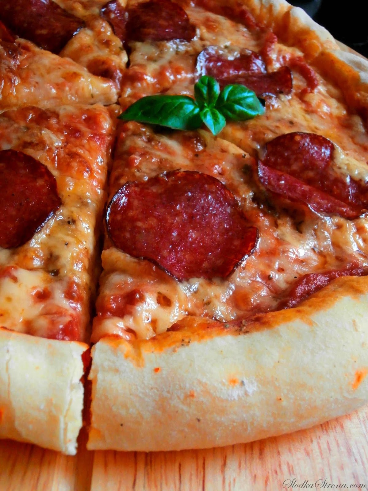 Słodka Strona Domowa Pizza z Salami i Serem w Brzegach (Rantach)