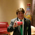 "El Piojo" Herrera recibe su lata de Coca Cola personalizada