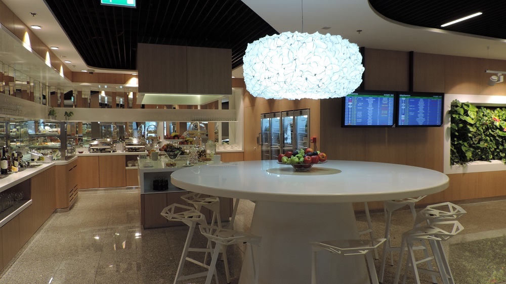 The Filipino Traveler Review Fantazja Executive Lounge, Frederic