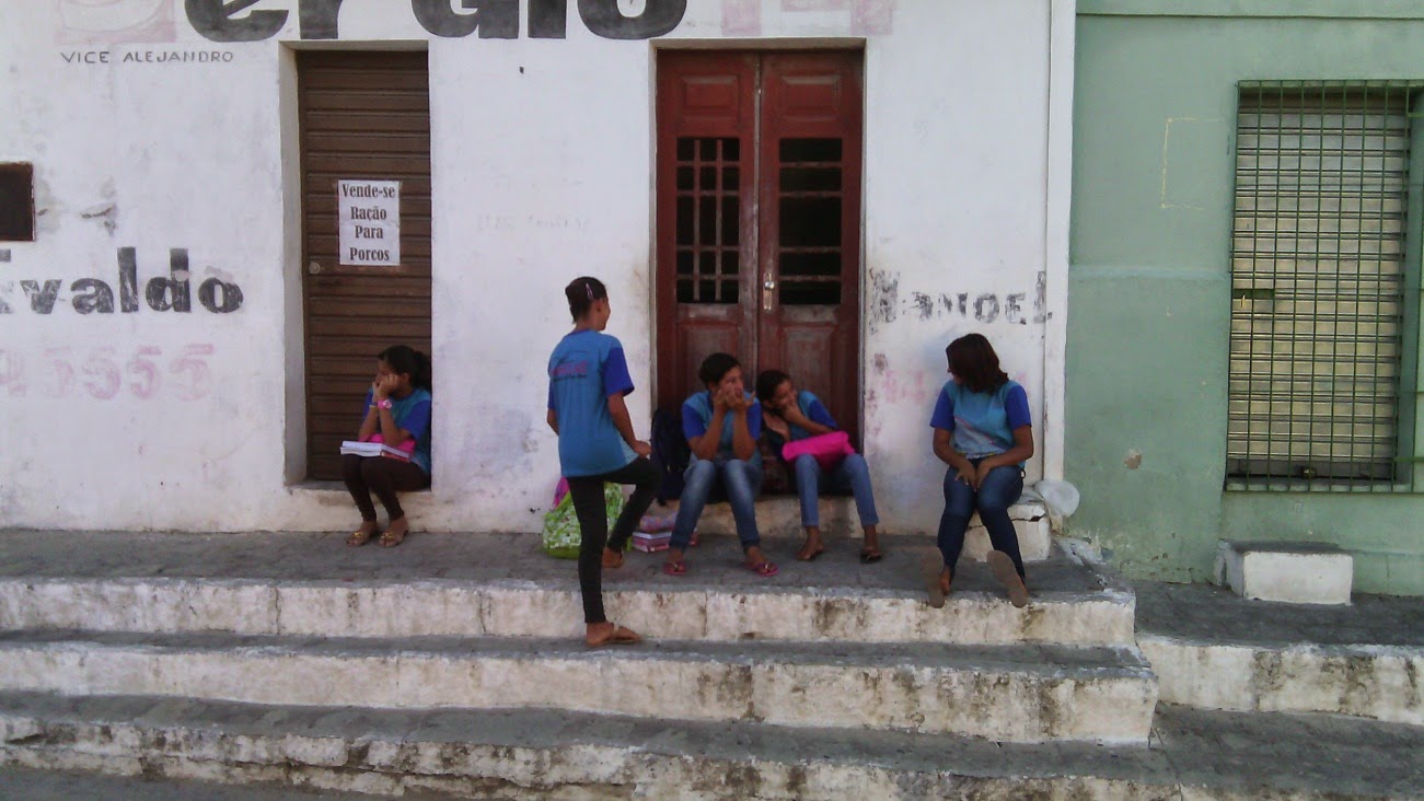Sala de aula na Rua João Cavalcante, ao lado da Escola Municipal Rui Barbosa em cruzes. Sala de aula na Rua João Cavalcante, ao lado da Escola Municipal Rui Barbosa em cruzes.