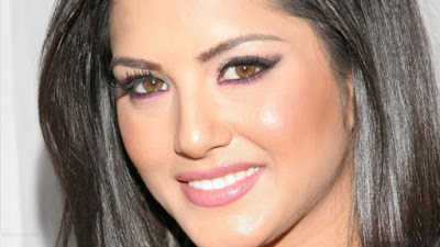Sunny leone hot wallpaper images pictures photos .