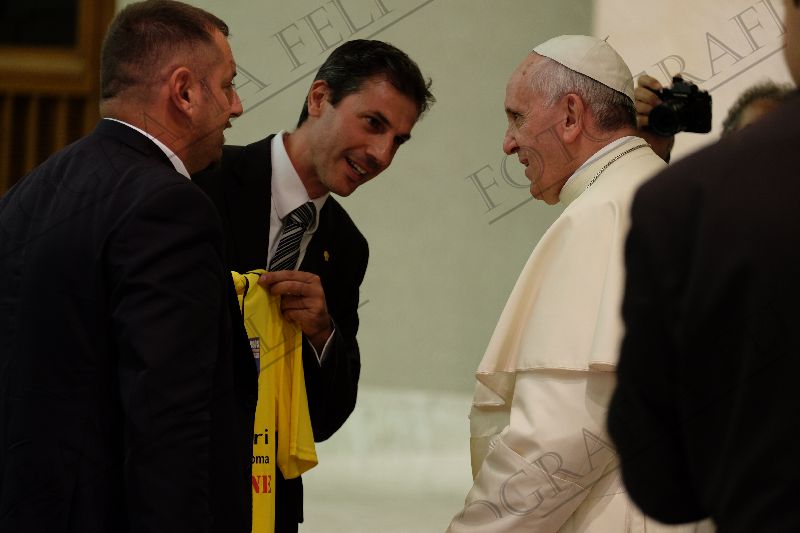 Vaticano - Benedizione dal Papa alla Maglia ARGOS Soccer TEAM