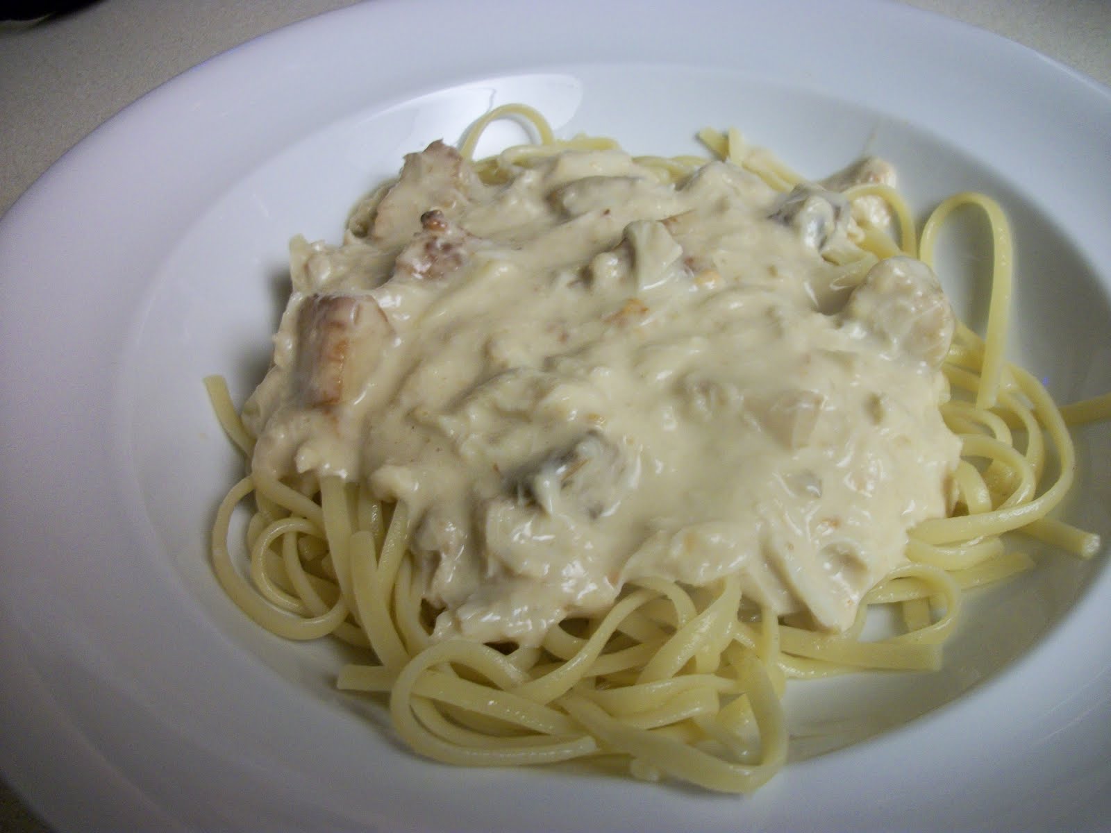 Want to learn how to make Alfredo Seafood Pasta? Get the best easy recipes for  Alfredo Seafood Pasta from Calorie Count.