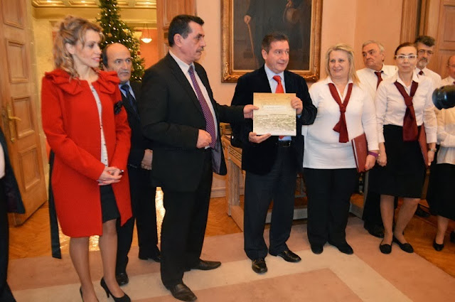 Η Πανηπειρωτική Συνομοσπονδία Ελλάδος, έψαλε τα πρωτοχρονιάτικα κάλαντα στον Δήμαρχο Αθηναίων Γιώργο Καμίνη, σήμερα Τρίτη 31 Δεκεμβρίου 2013. Ο Αντιπρόεδρος της ΠΣΕ Κώστας Κωνής, στην προσφώνηση του, πρότεινε, μία μεγάλη λεωφόρος των Αθηνών, να μετανομαστεί σε λεωφόρο Ηπειρωτών Ευεργετών, πρόταση που έκανε αποδεκτή ο Δήμαρχος, υποσχόμενος να την αξιολογήσει και υλοποιήσει σύντομα.