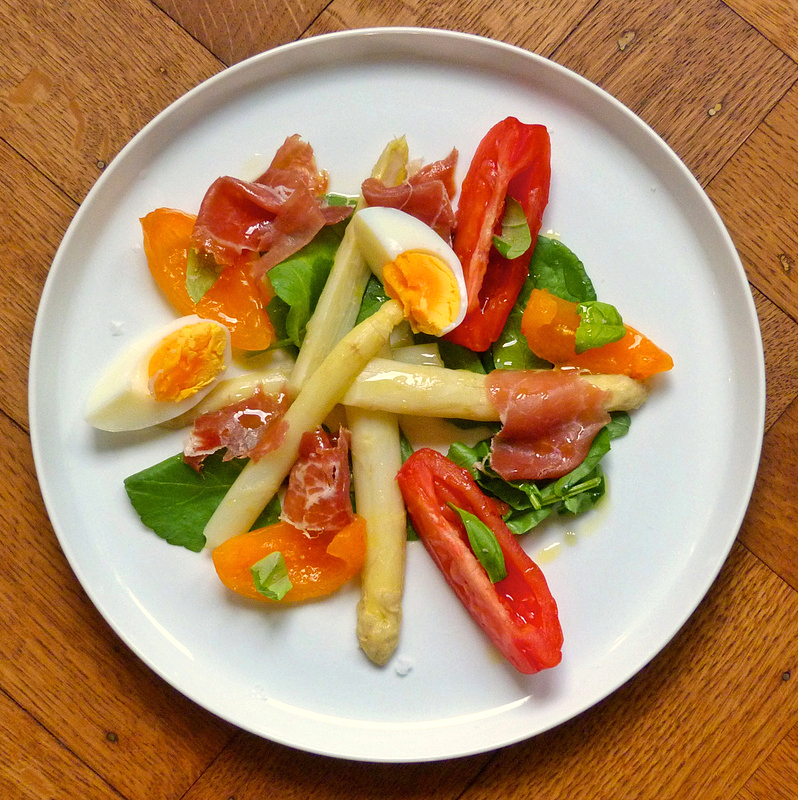 Antipasti di Pasqua insalata di uova e asparagi