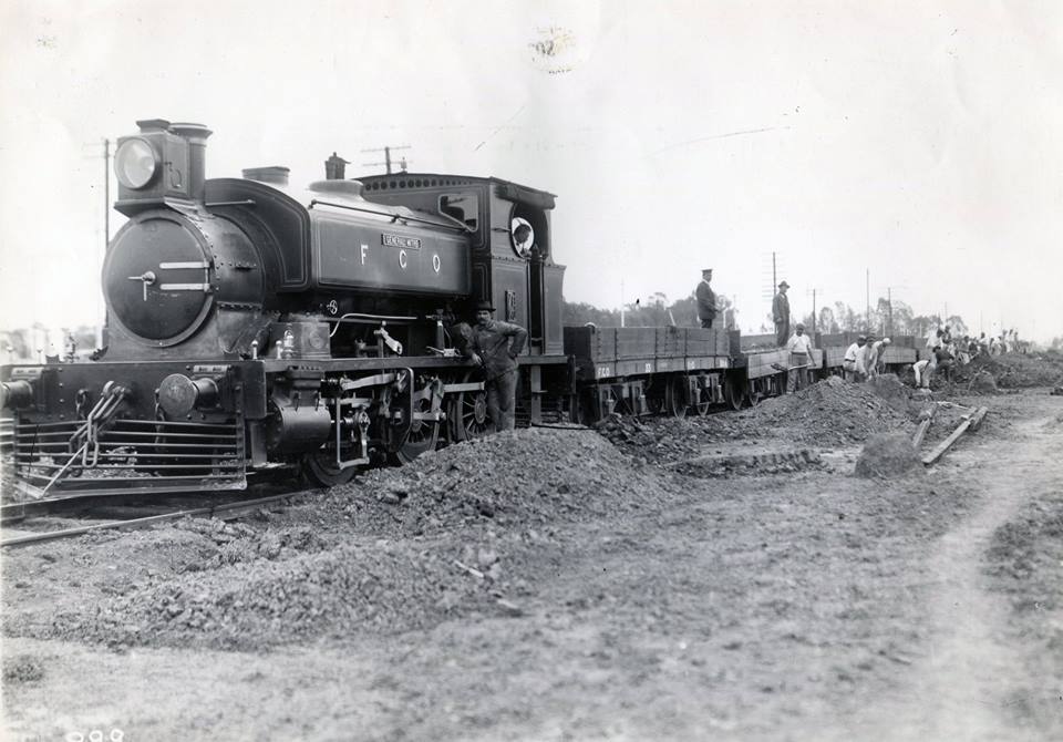 Circa 1915 - Tren de obra en algún lugar de la línea realizando trabajo en rieles.