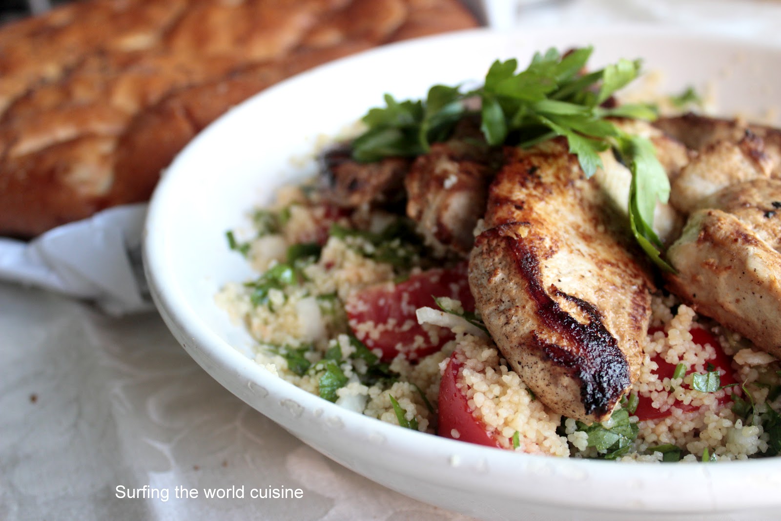 Yogurt chicken with couscous salad/ Jogurte marinuota vištiena su