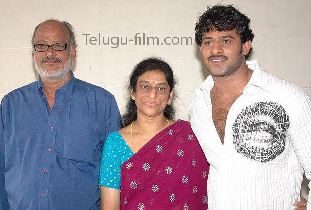 Home » Rare Pictures » Prabhas Childhood And Family Pictures, Photos