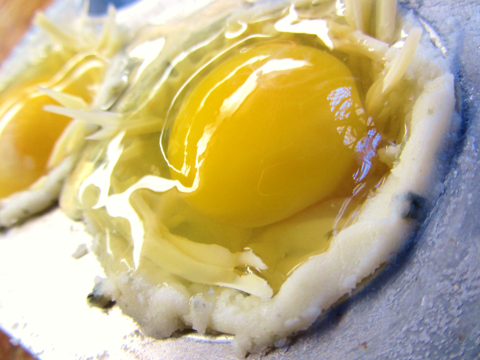 Let's eat......simple! Easy Eggs in Mashed Potato cups