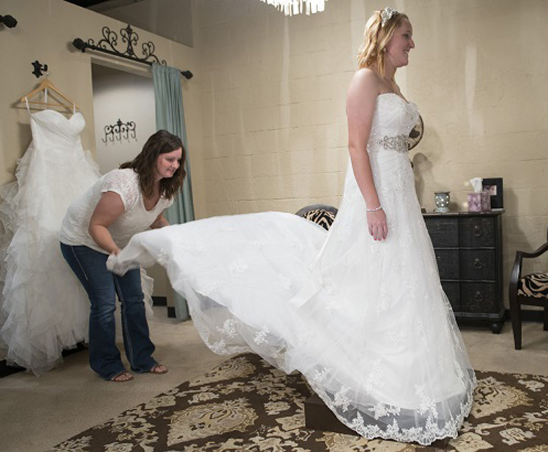 Сестра примеряла свадебное платье когда в ее комнату зашел брат