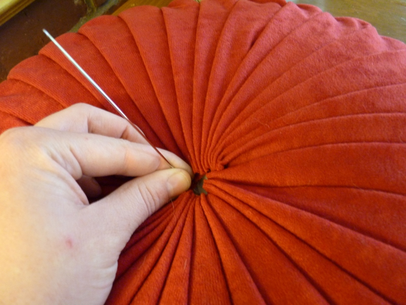 four square walls: tutorial: how to make a round pintuck pillow